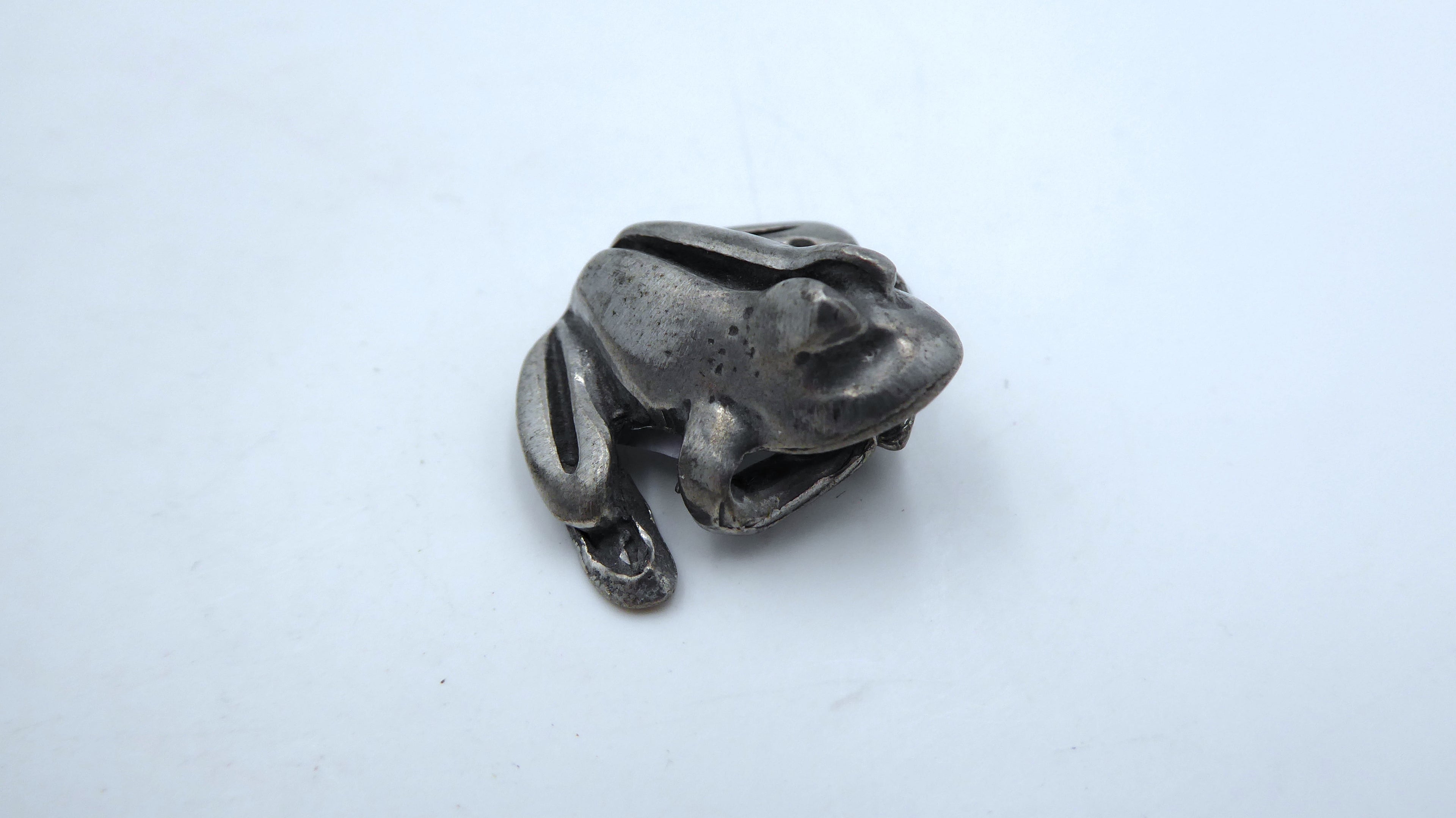 Petite grenouille venant de SUÈDE en étain signé