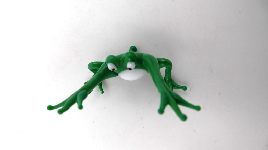 Petite grenouille en verre soufflée les bras en l'air