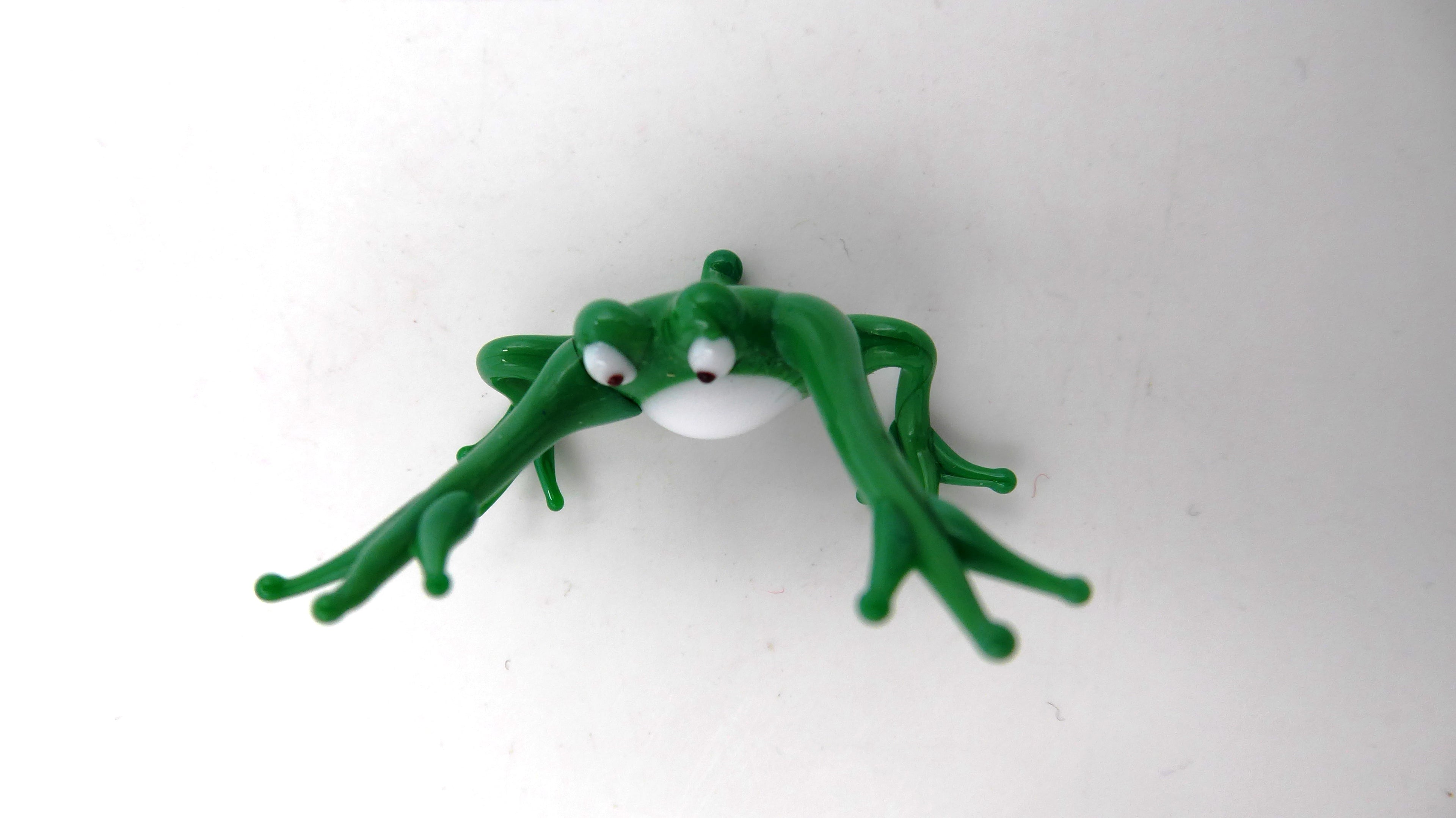 Petite grenouille en verre soufflée les bras en l'air