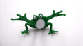 Petite grenouille en verre soufflée les bras en l'air