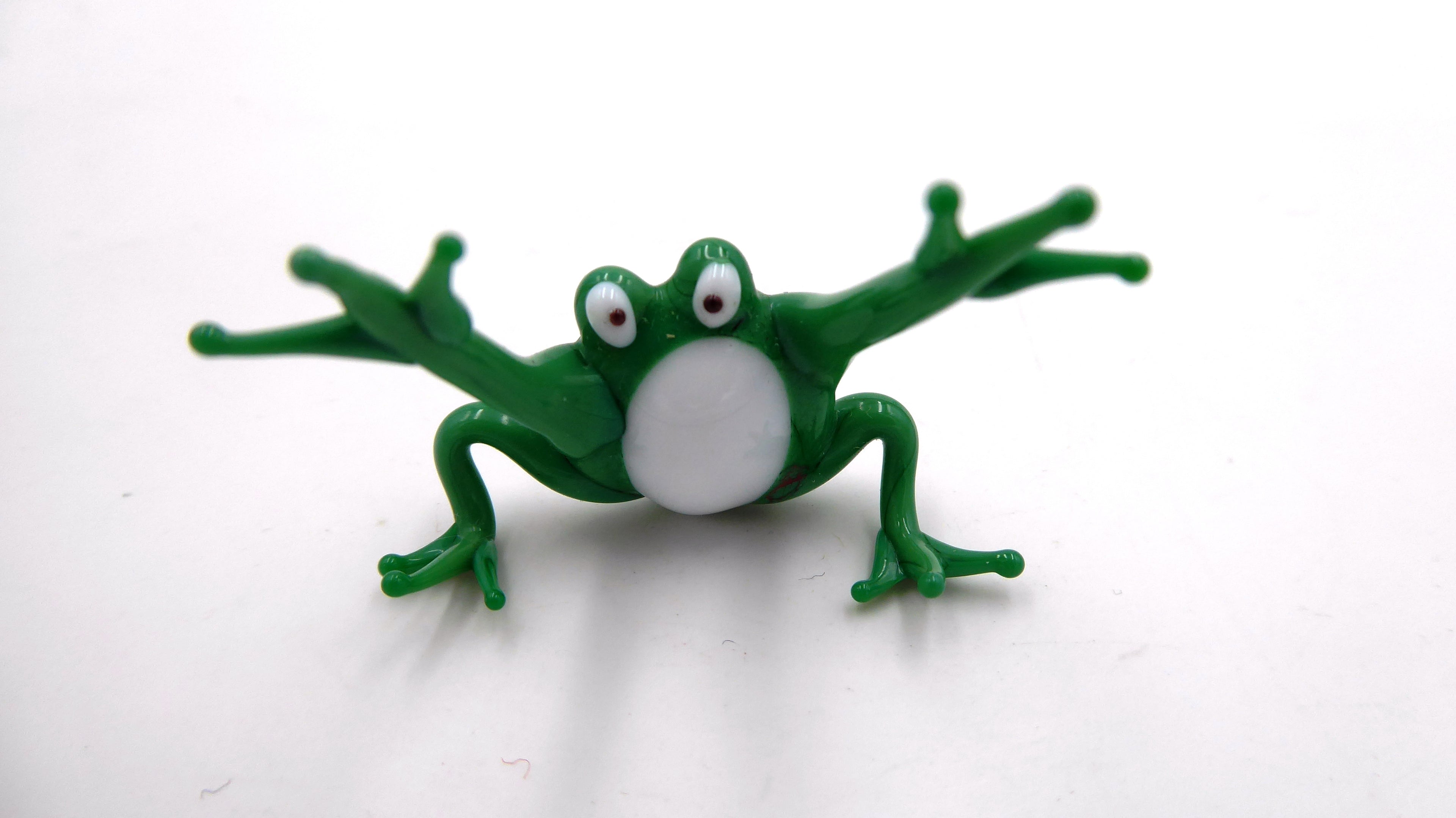 Petite grenouille en verre soufflée les bras en l'air