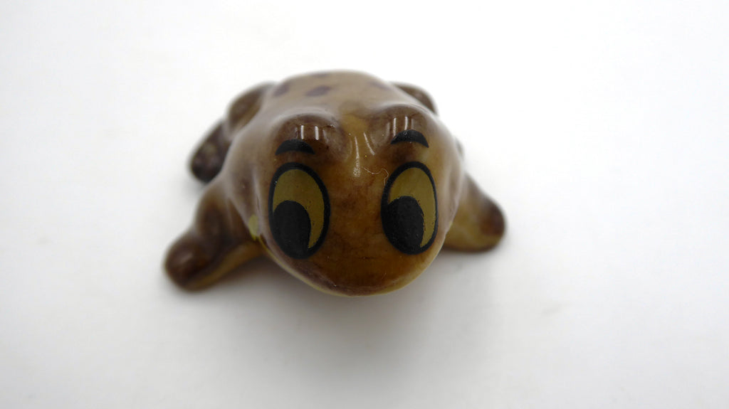 Petite grenouille en céramique marron à pois noirs