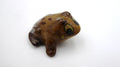 Petite grenouille en céramique marron à pois noirs