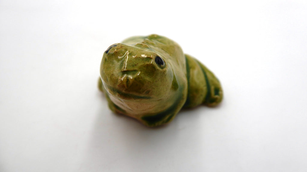 Petite grenouille en céramique verte claire