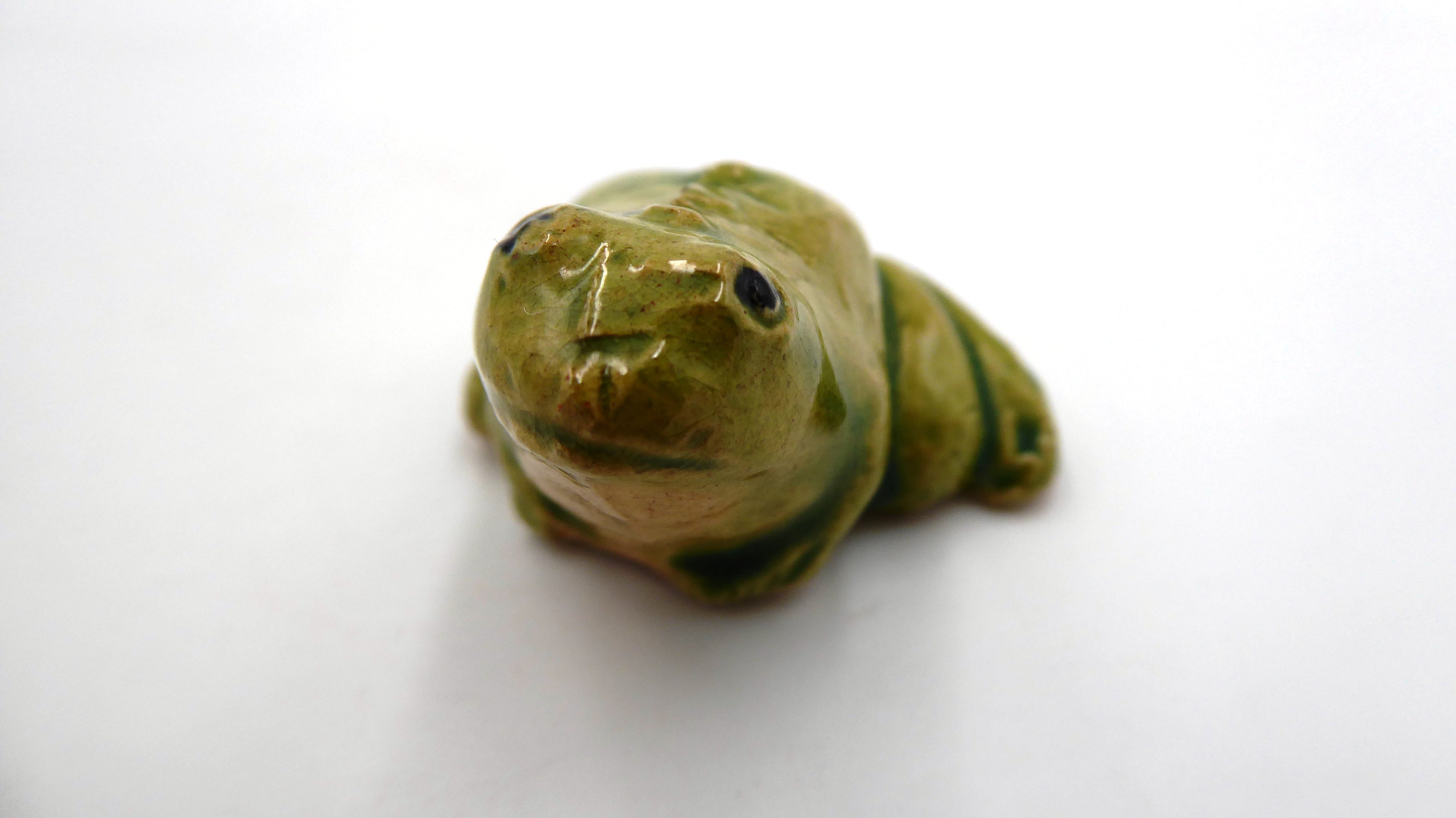 Petite grenouille en céramique verte claire