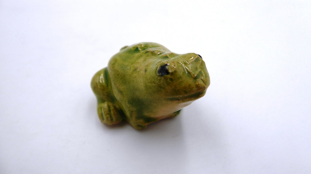 Petite grenouille en céramique verte claire
