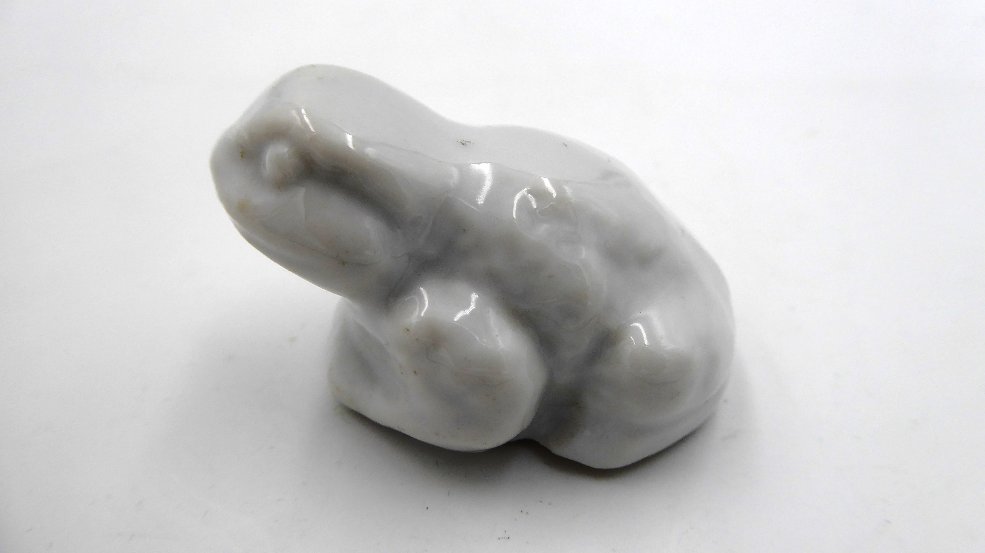 Petite grenouille en céramique blanche