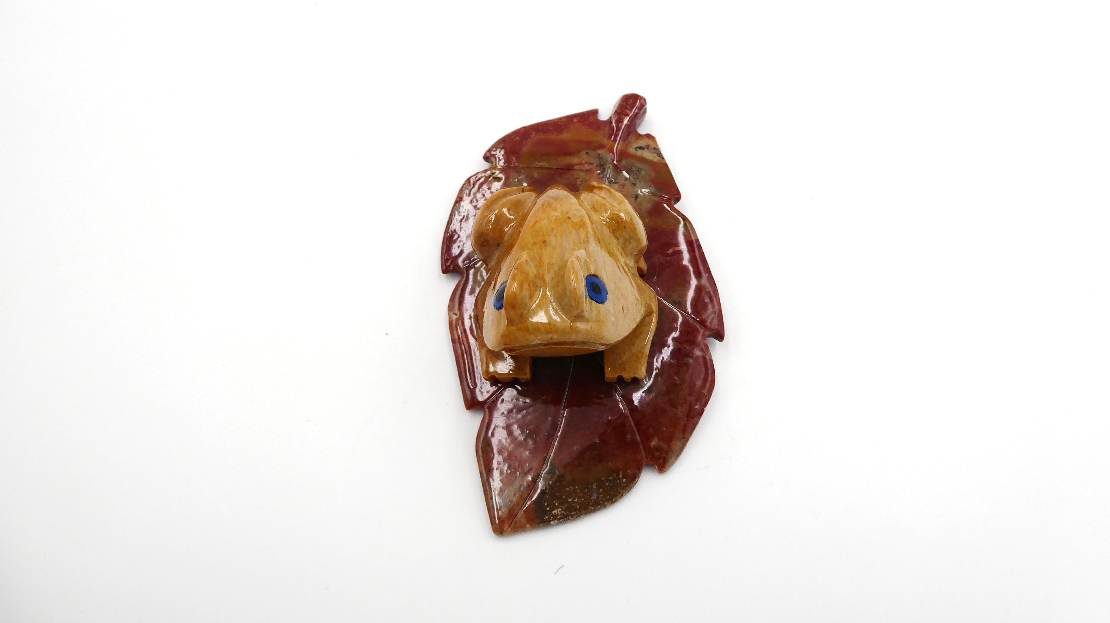 Grenouille sur un nénuphar en onyx