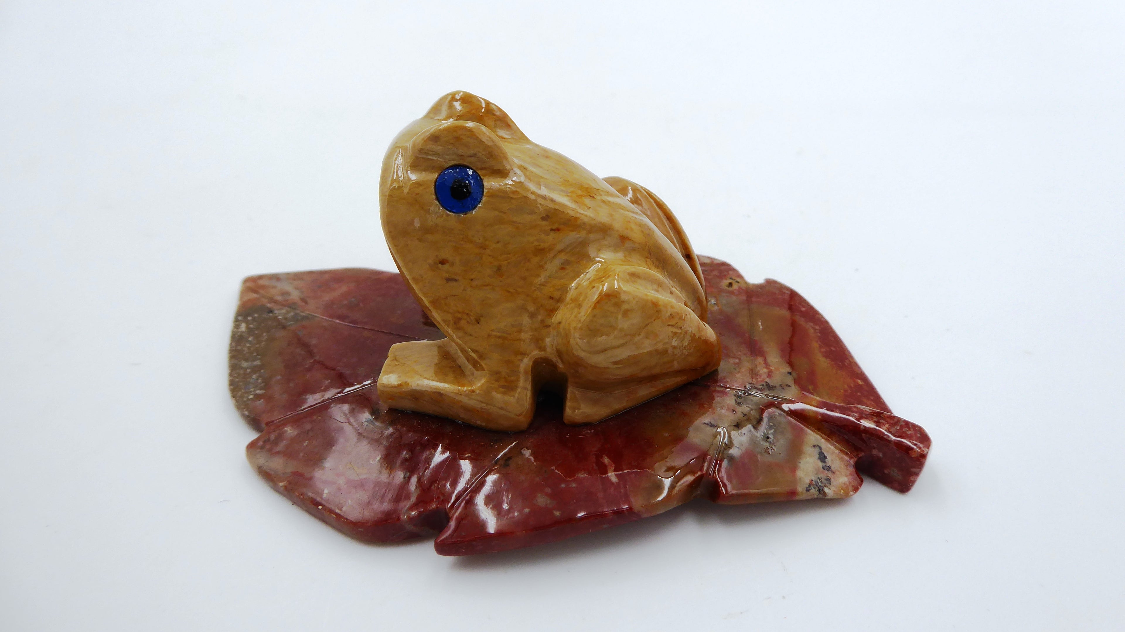 Grenouille sur un nénuphar en onyx