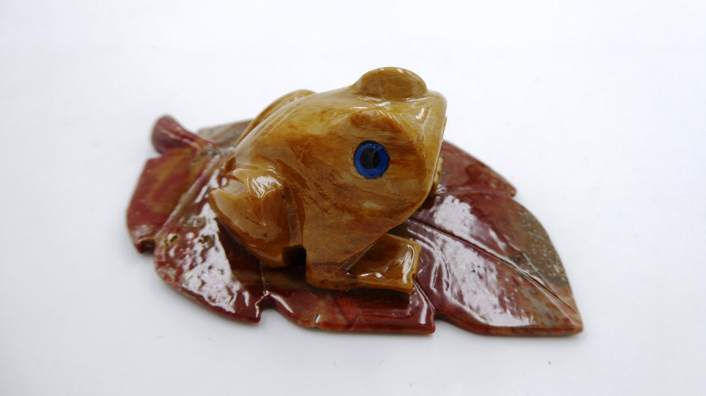 Grenouille sur un nénuphar en onyx