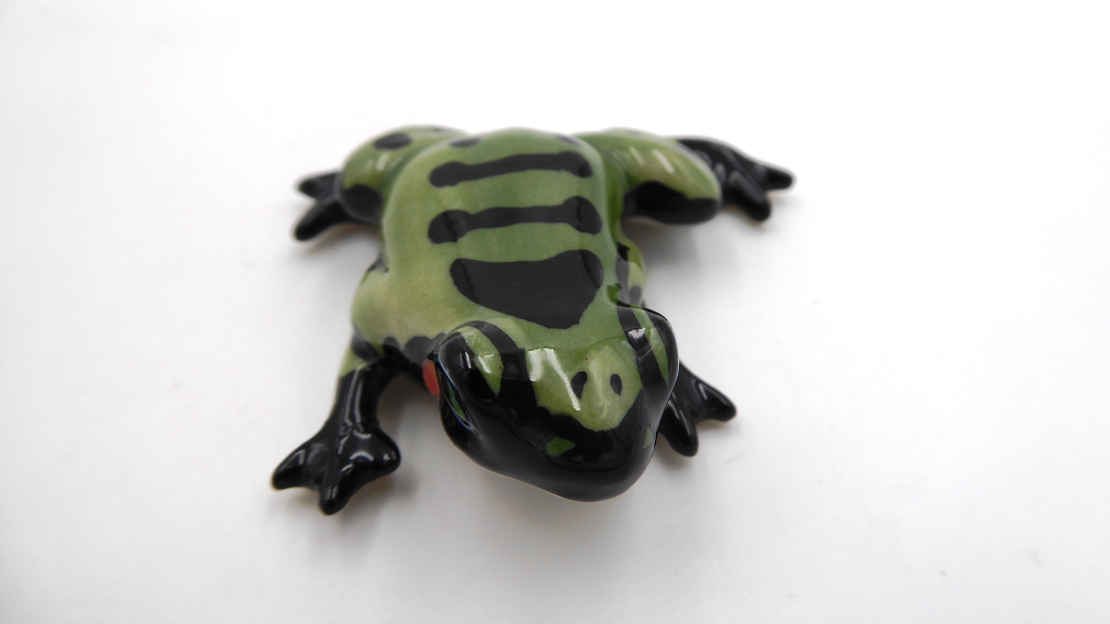 Grenouille en céramique kaki et noir