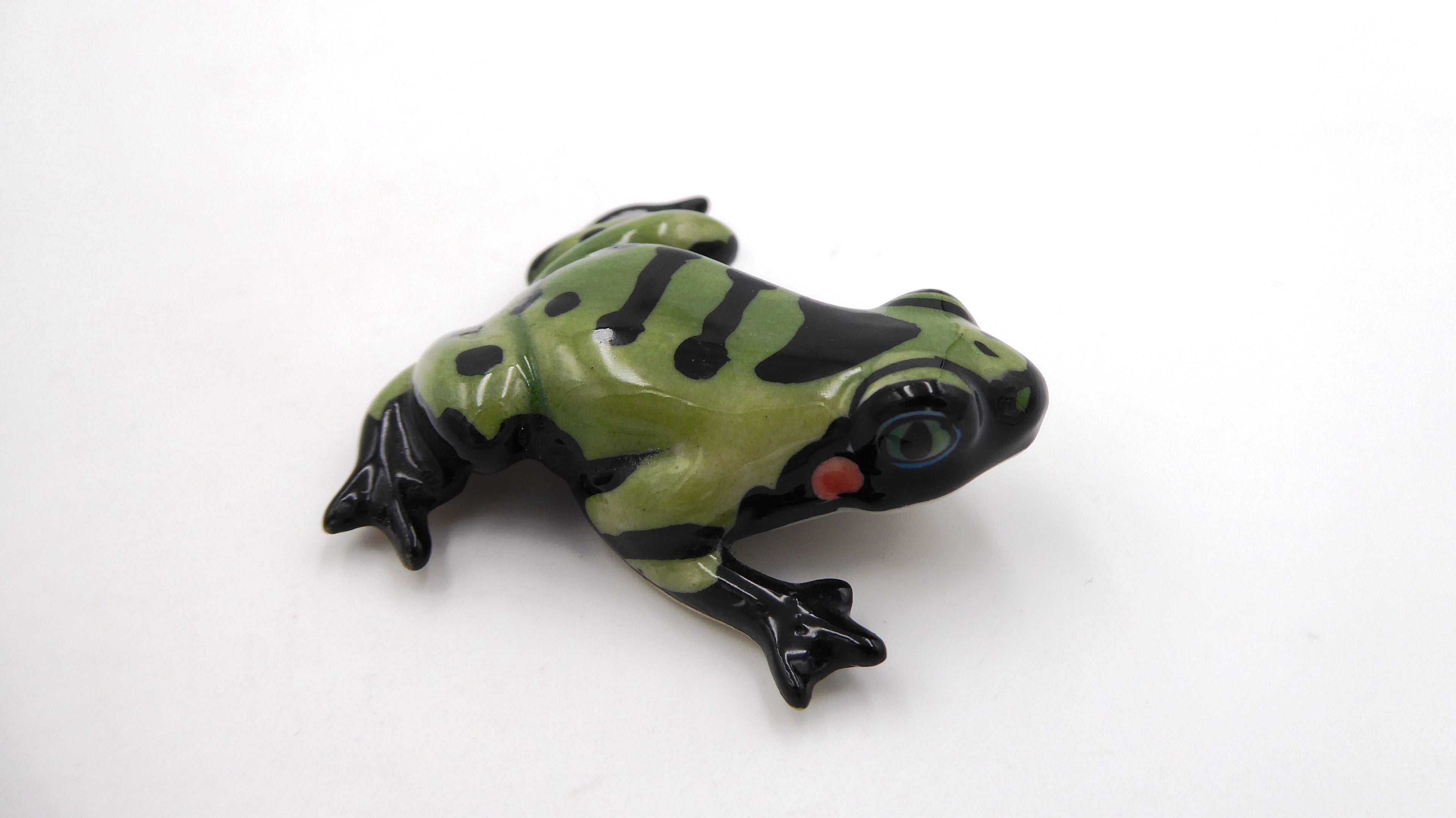 Grenouille en céramique kaki et noir