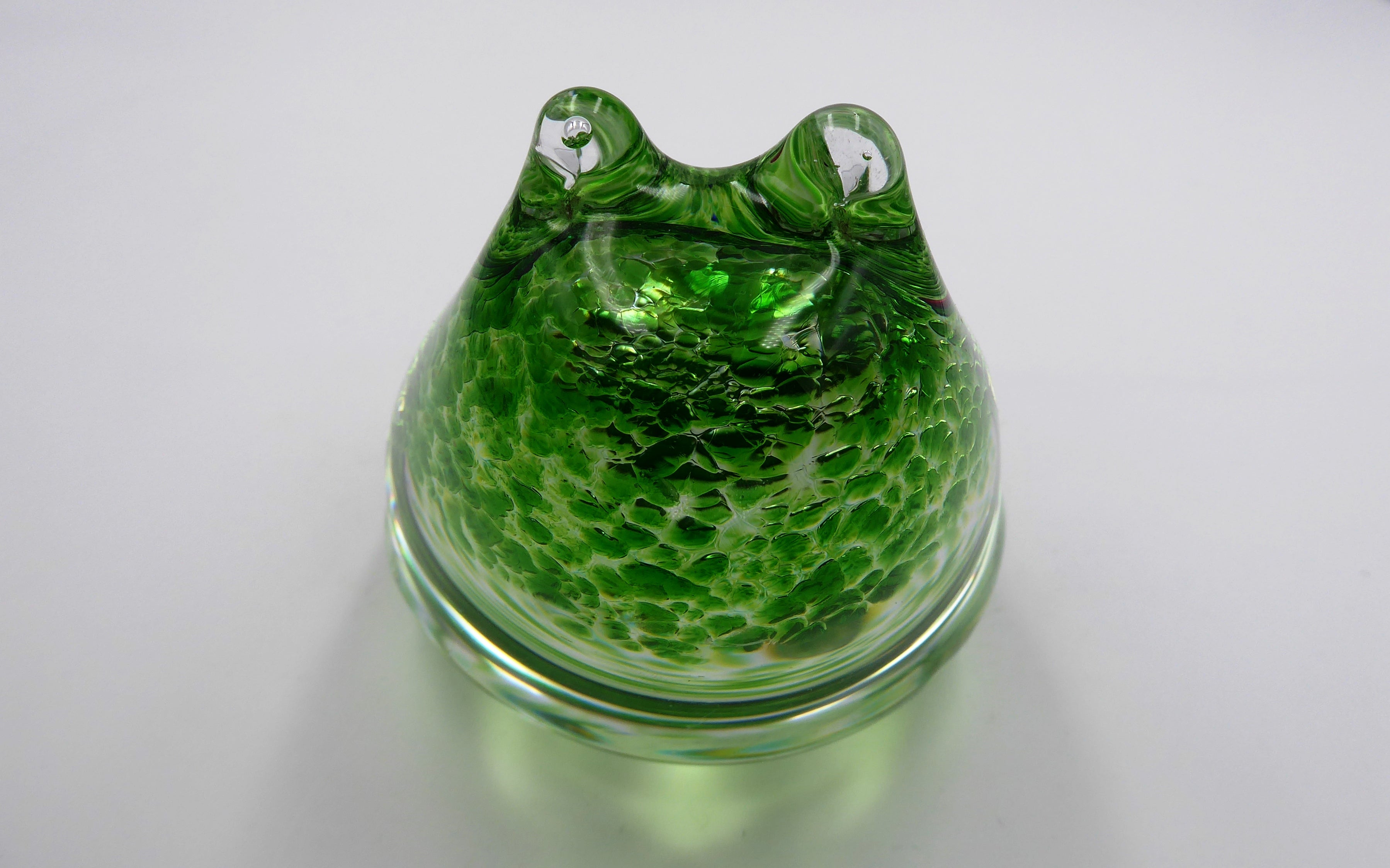 Imposant presse papier en verre à motifs vert