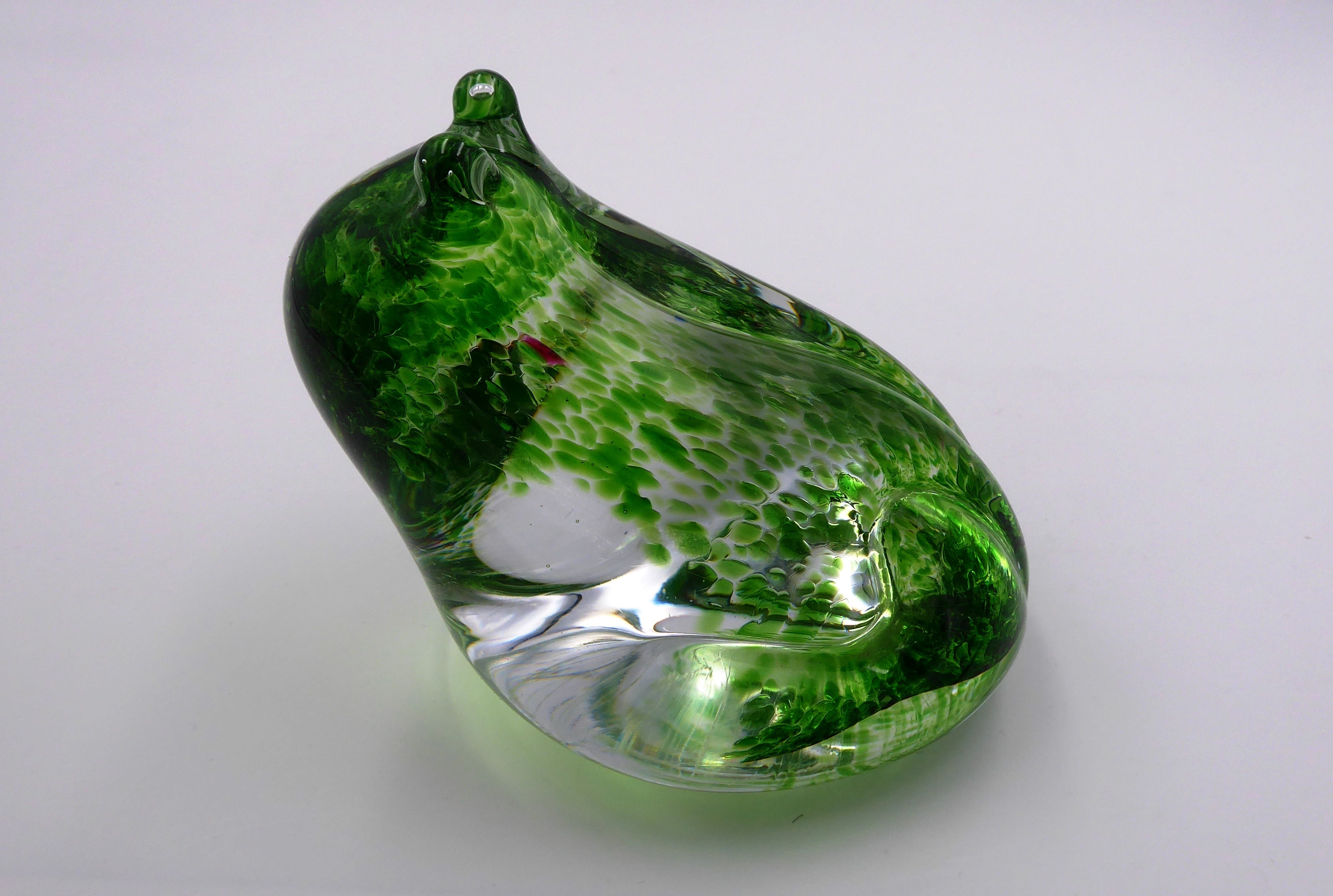 Imposant presse papier en verre à motifs vert