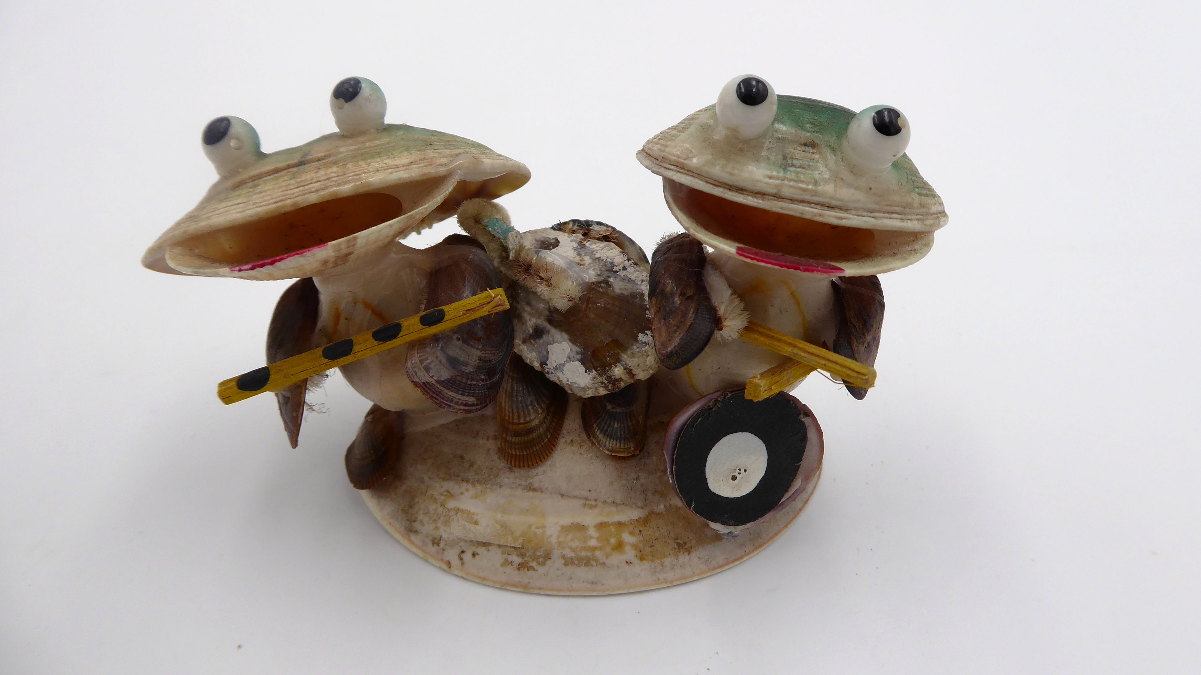 Création coquillages deux grenouilles musiciennes