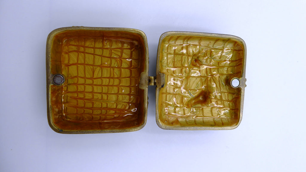 Petit coffret en laiton émaillé surmonté de deux grenouilles