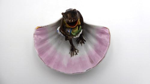 Ancien cendrier coquille Saint-Jacques en porcelaine maman tient son bébé