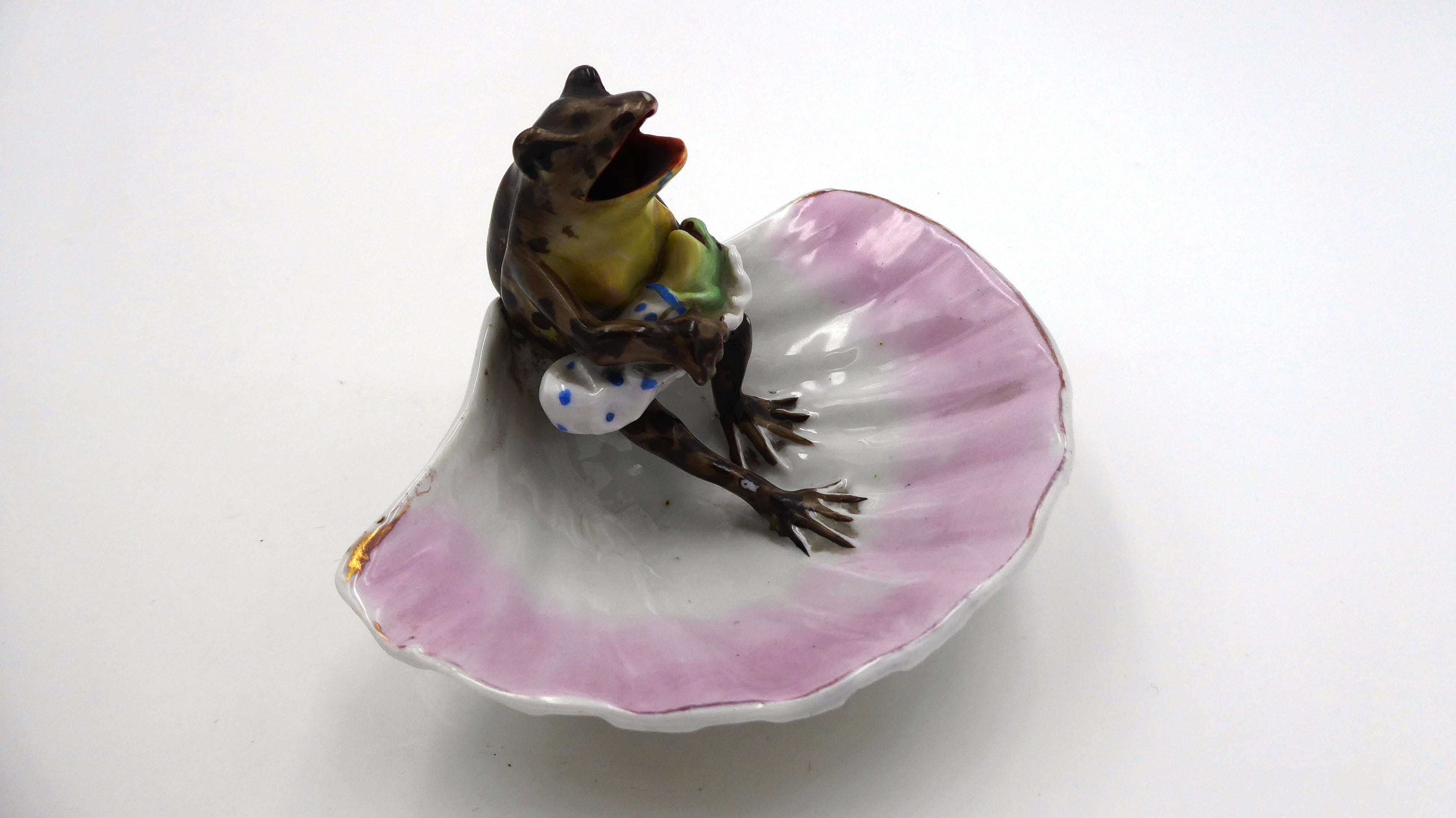 Ancien cendrier coquille Saint-Jacques en porcelaine maman tient son bébé