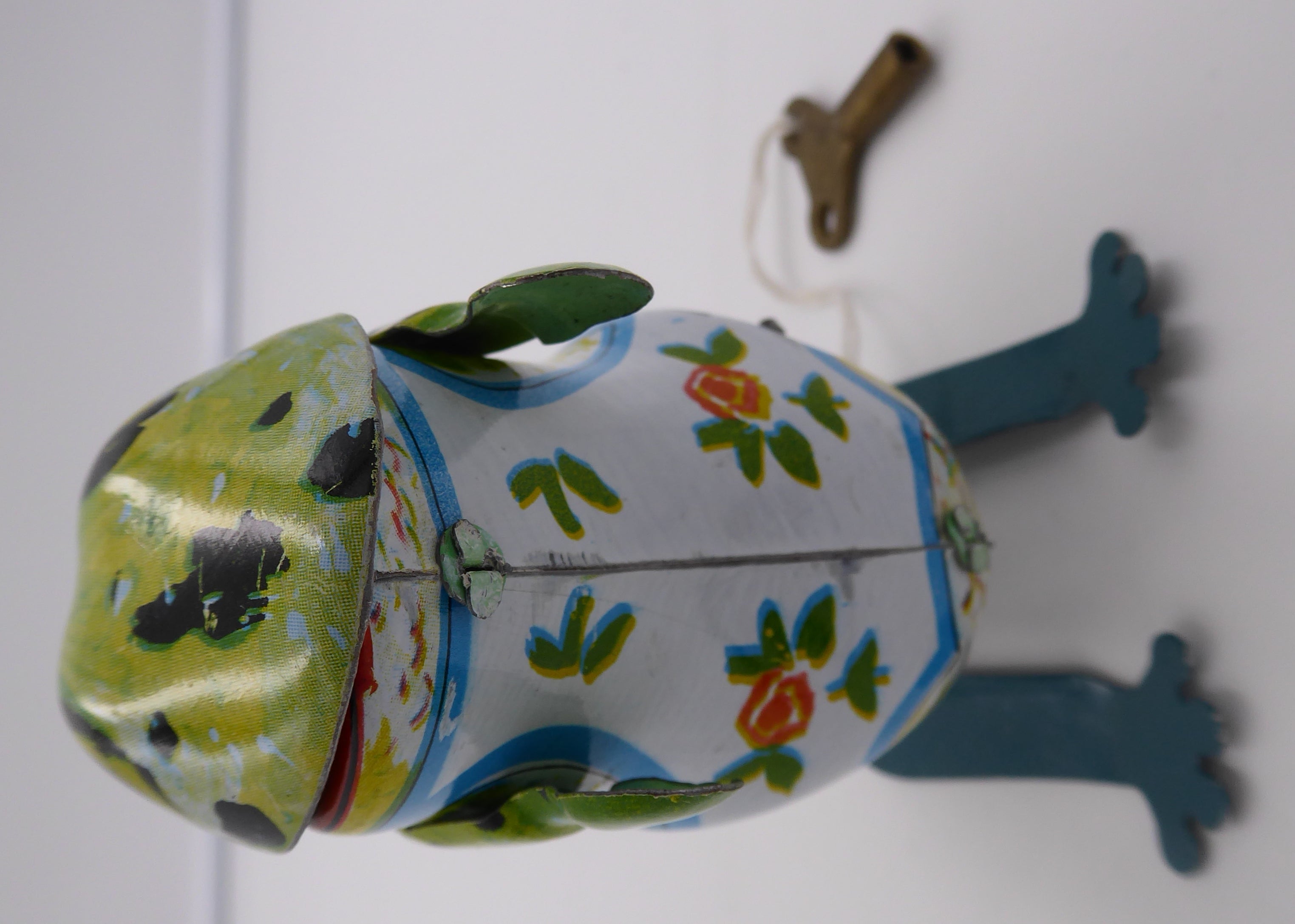Ancienne grenouille sauteuse en tôle peinte fonctionnant