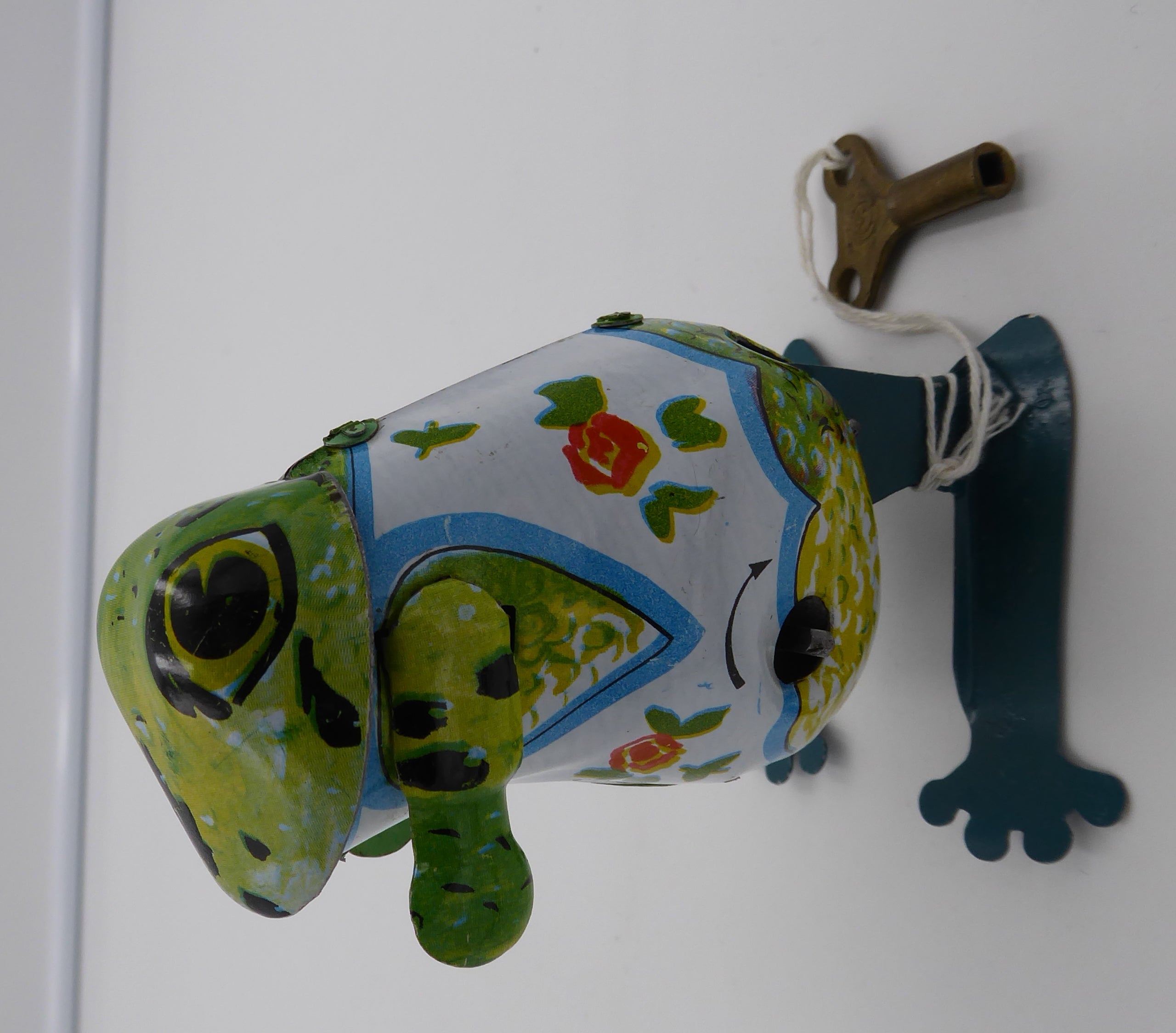 Ancienne grenouille sauteuse en tôle peinte fonctionnant