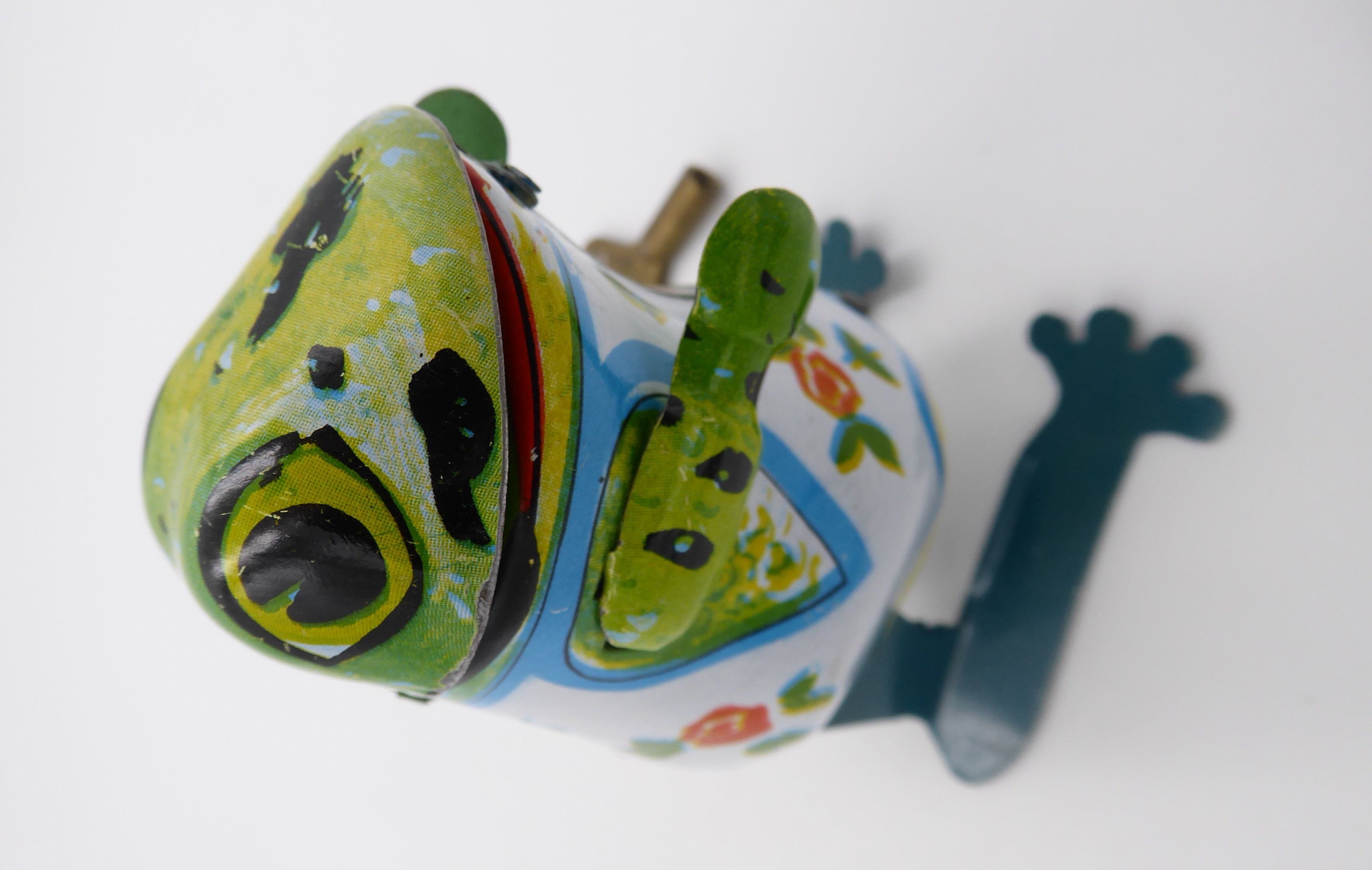 Ancienne grenouille sauteuse en tôle peinte fonctionnant