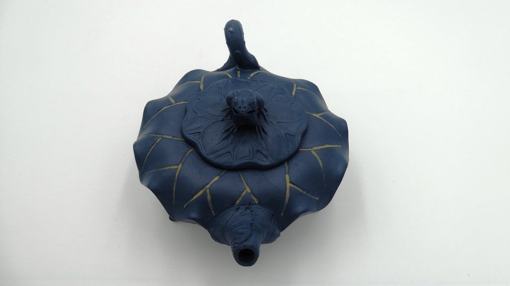 Jolie travail théière en terre cuite teintée bleu