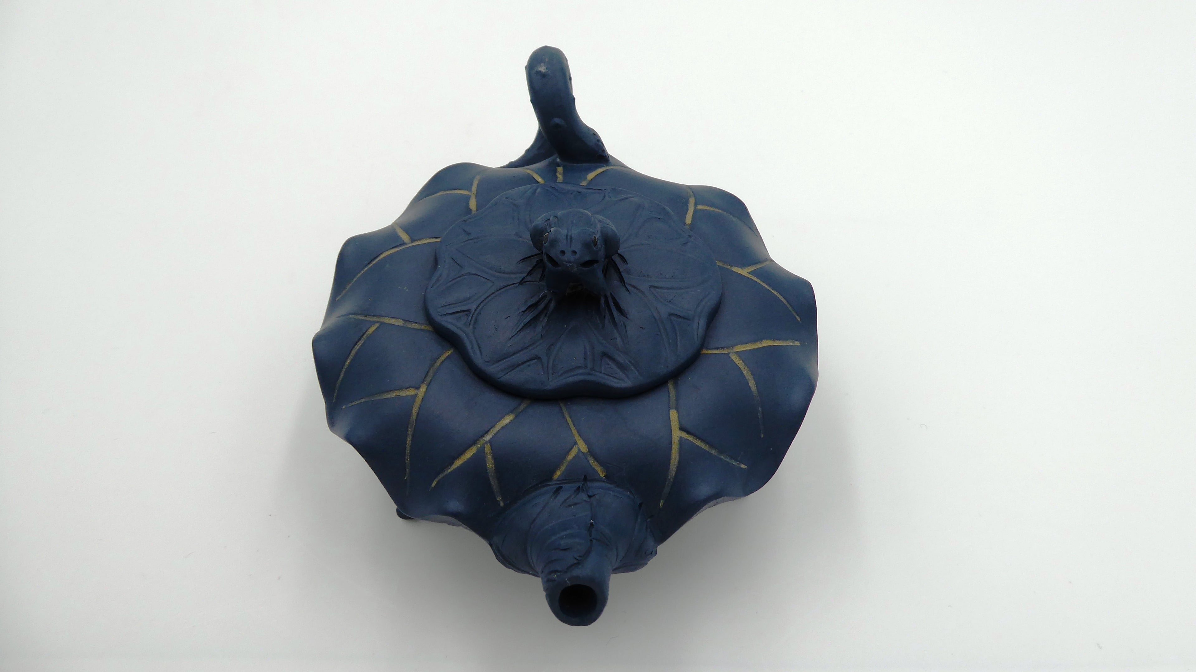 Jolie travail théière en terre cuite teintée bleu