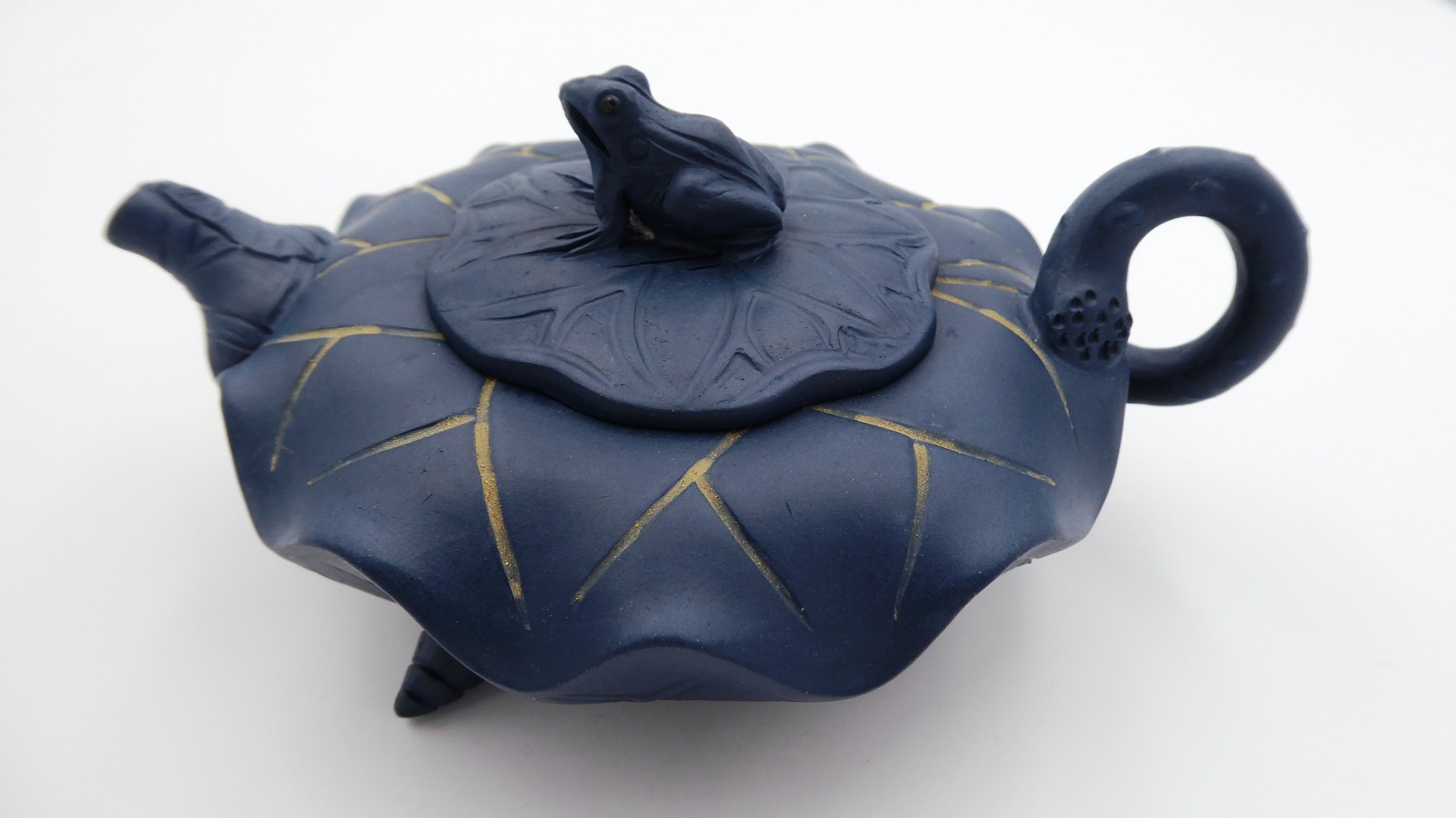 Jolie travail théière en terre cuite teintée bleu