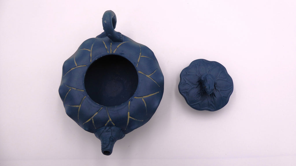 Jolie travail théière en terre cuite teintée bleu