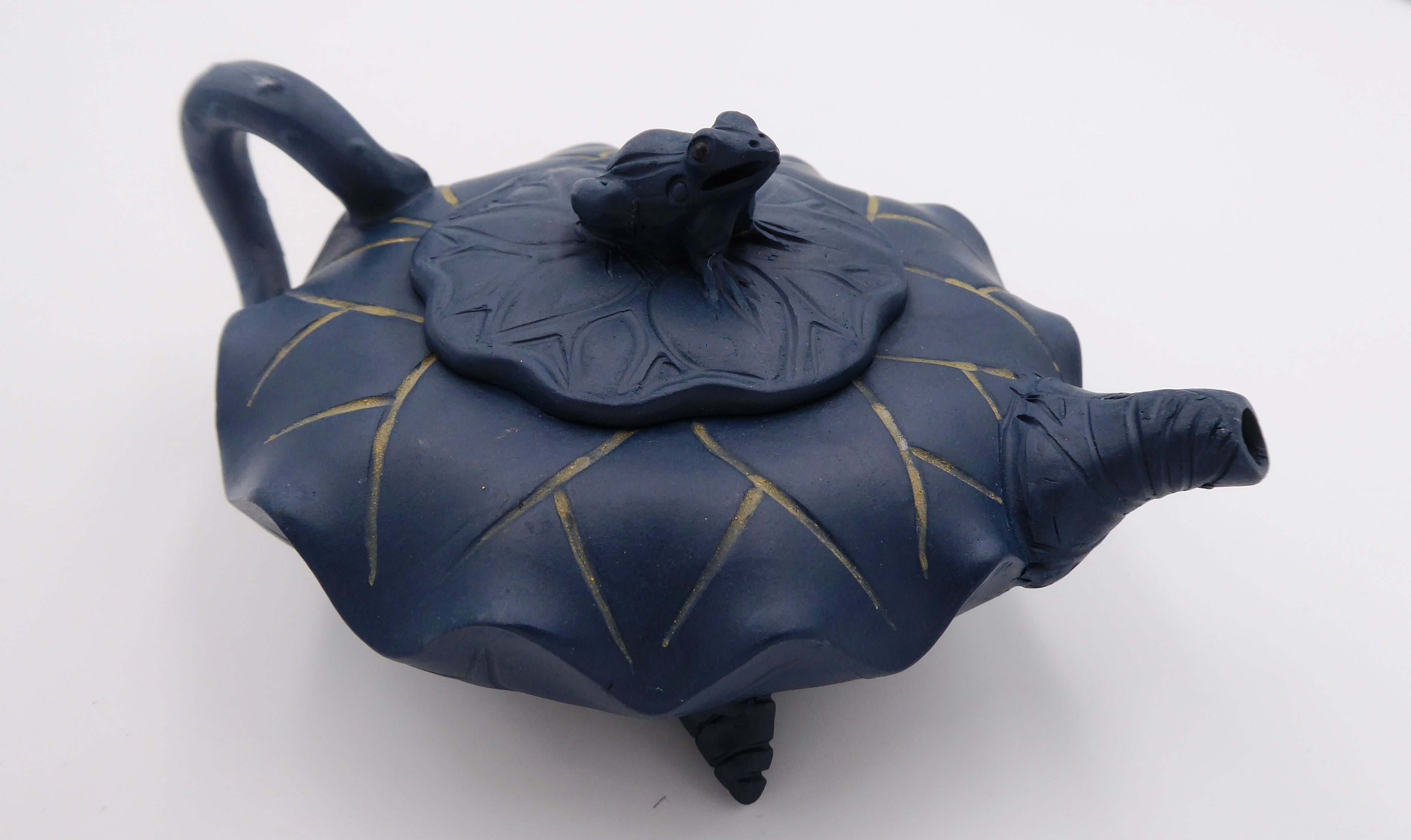 Jolie travail théière en terre cuite teintée bleu