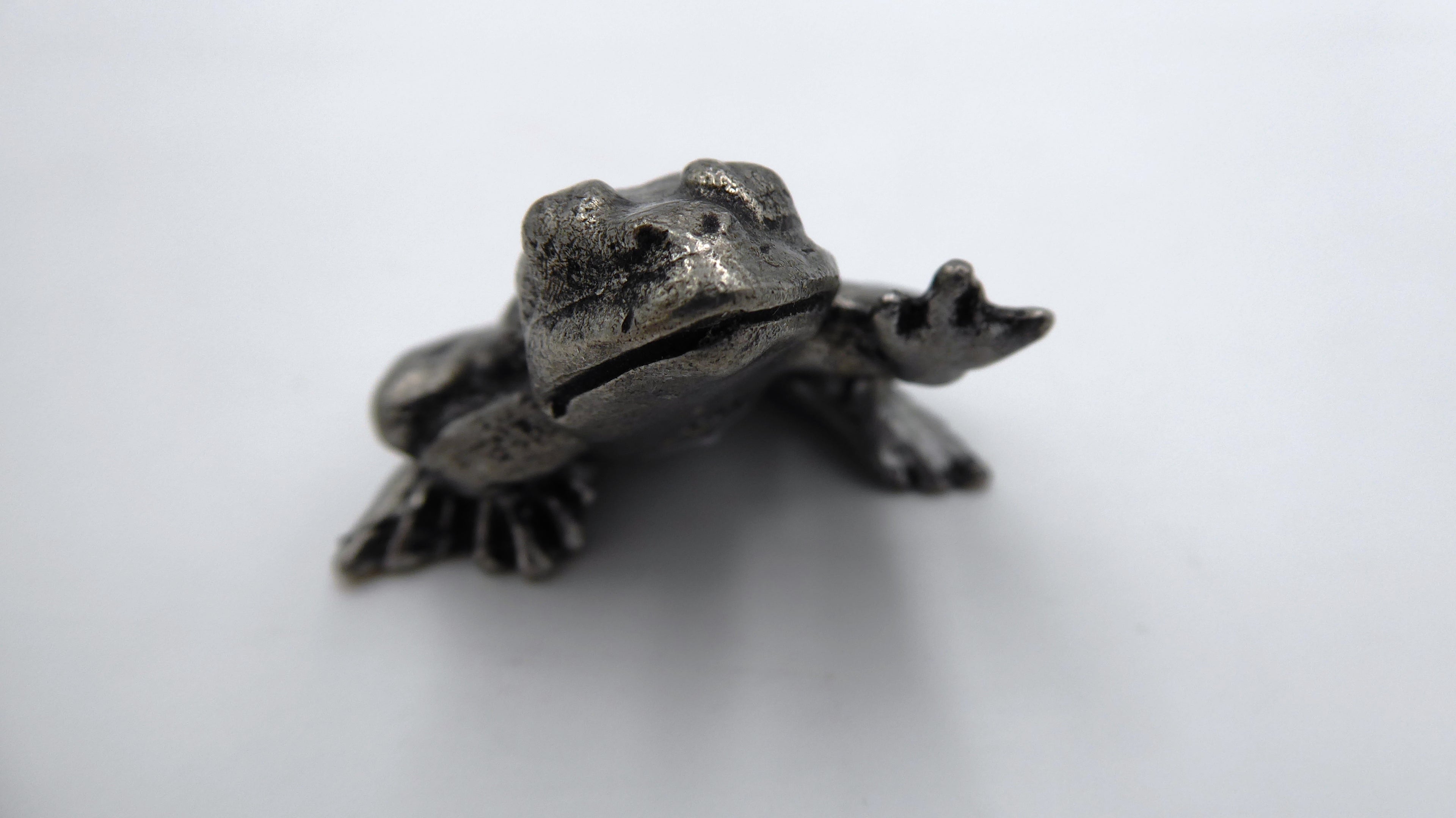 Grenouille en étain
