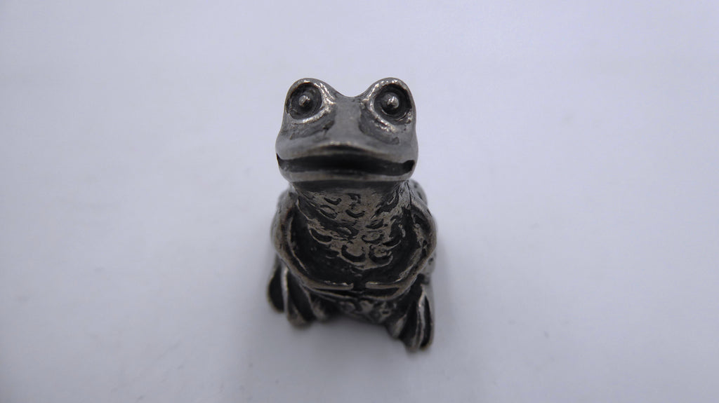 Grenouille en étain pattes sur le ventre