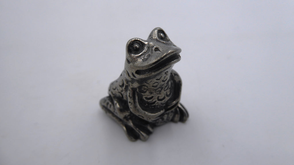 Grenouille en étain pattes sur le ventre
