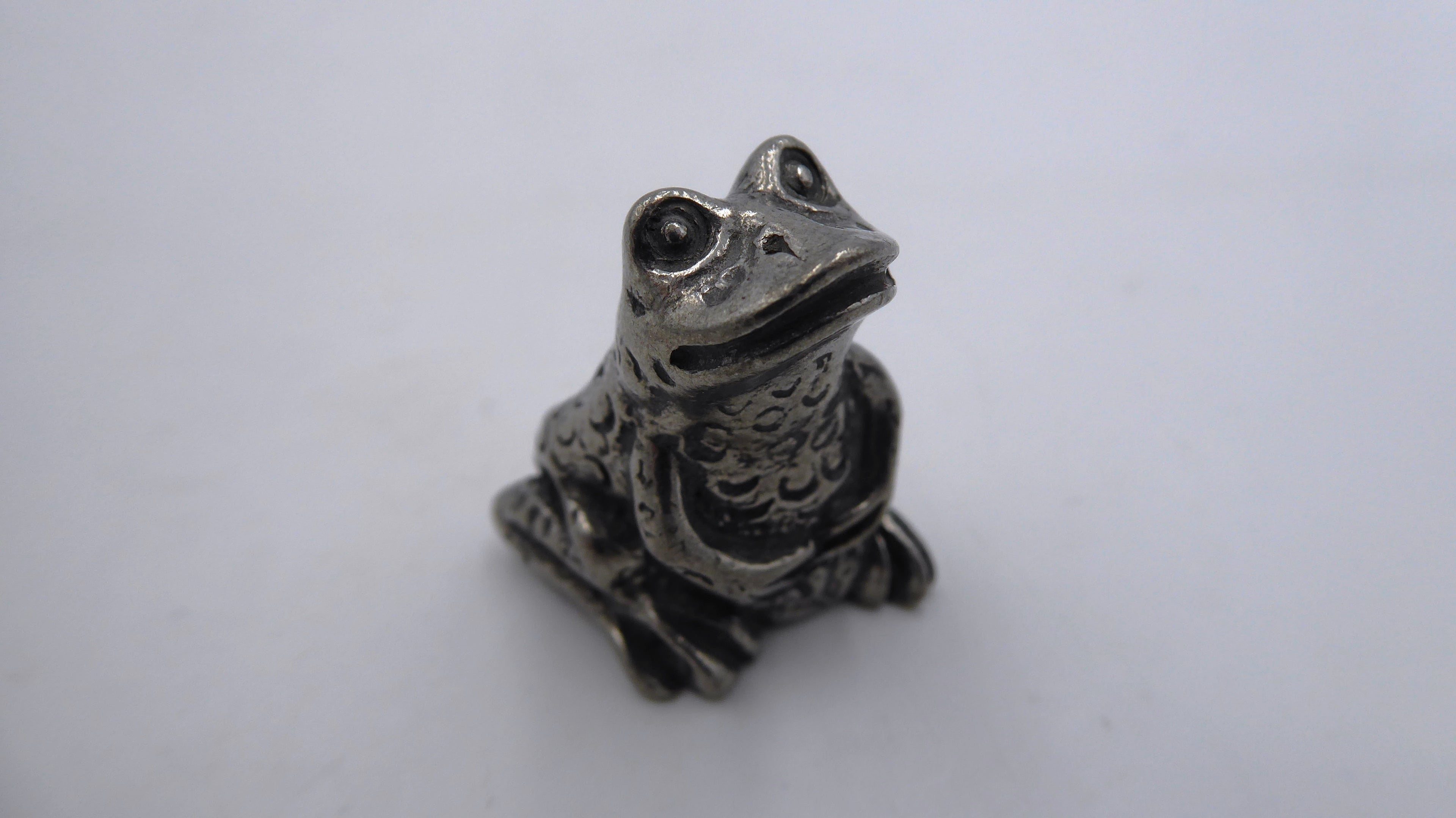 Grenouille en étain pattes sur le ventre