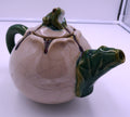 Théière en céramique beige surmontée d'une grenouille