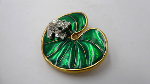 Belle petite broche métal doré et grenouille argentée