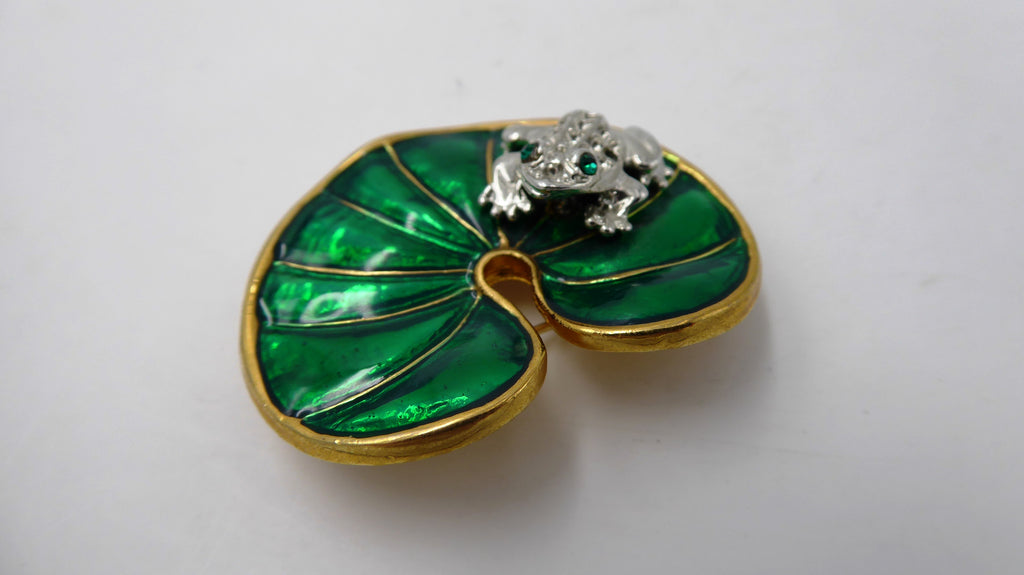 Belle petite broche métal doré et grenouille argentée
