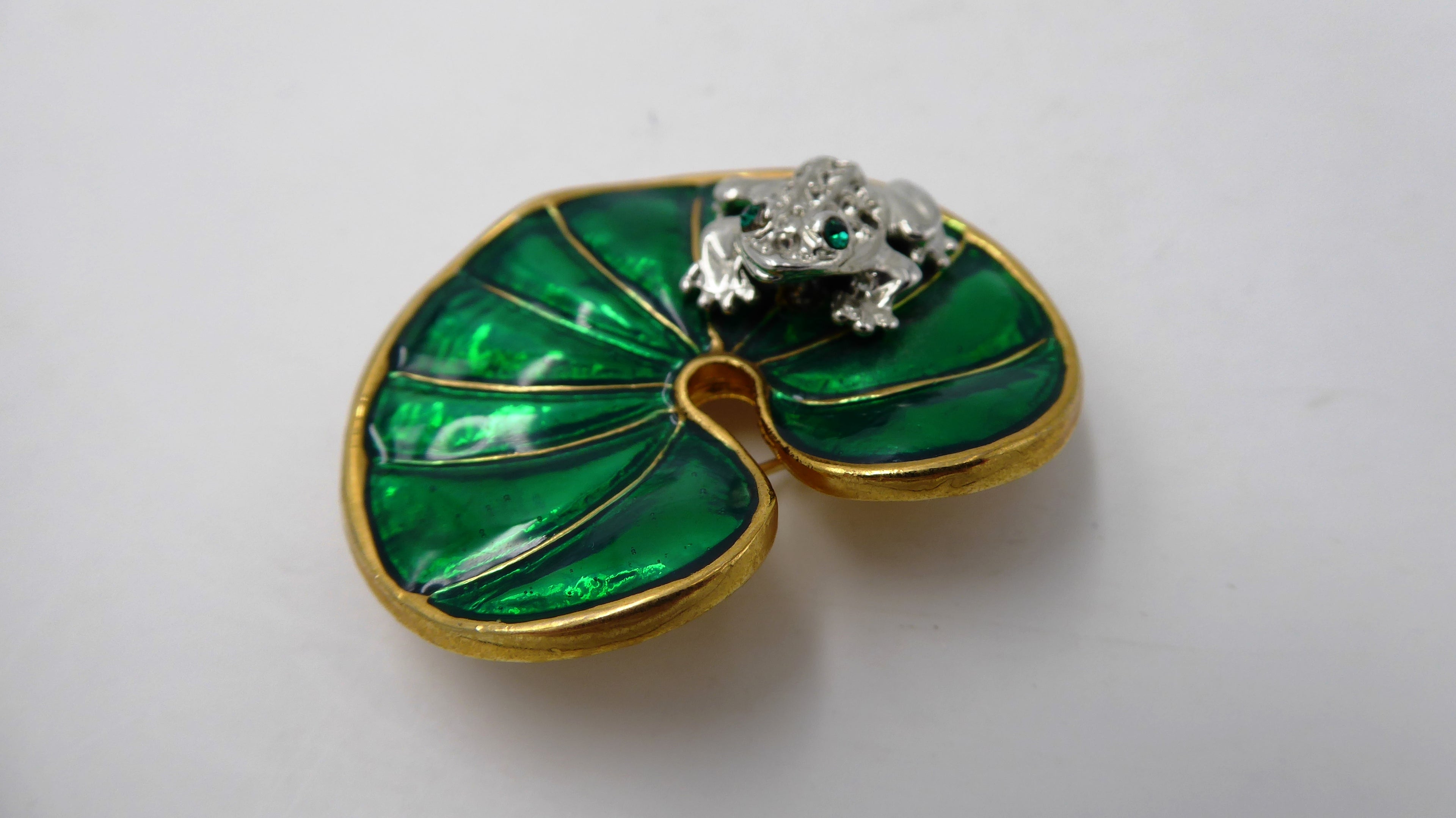 Belle petite broche métal doré et grenouille argentée