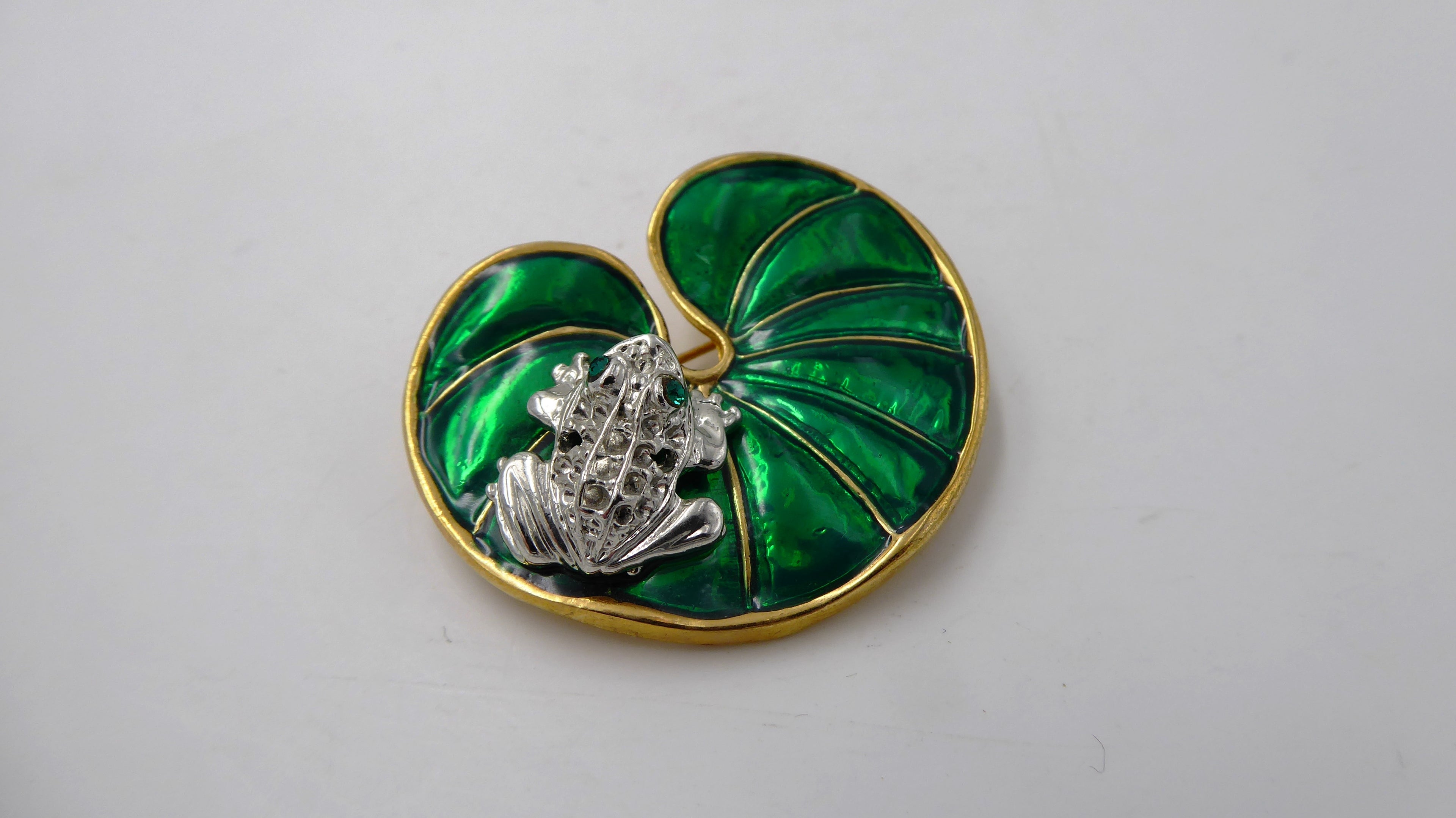 Belle petite broche métal doré et grenouille argentée