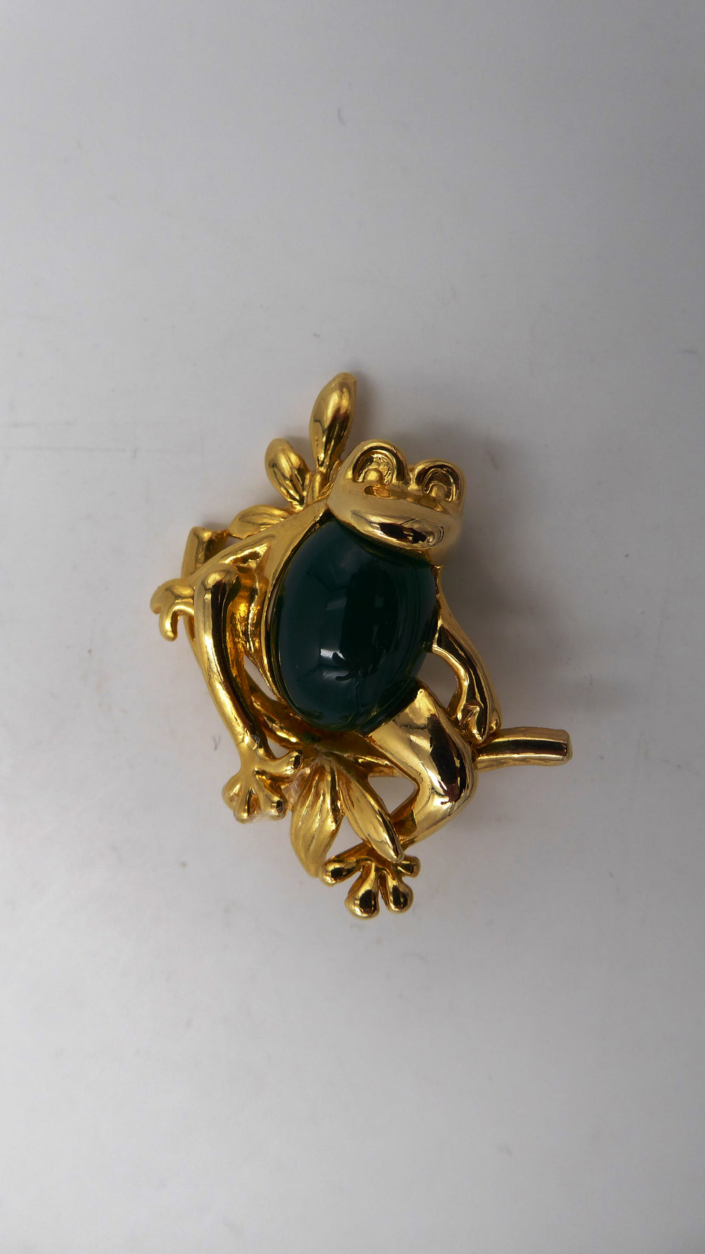 Broche grenouille doré pierre verte