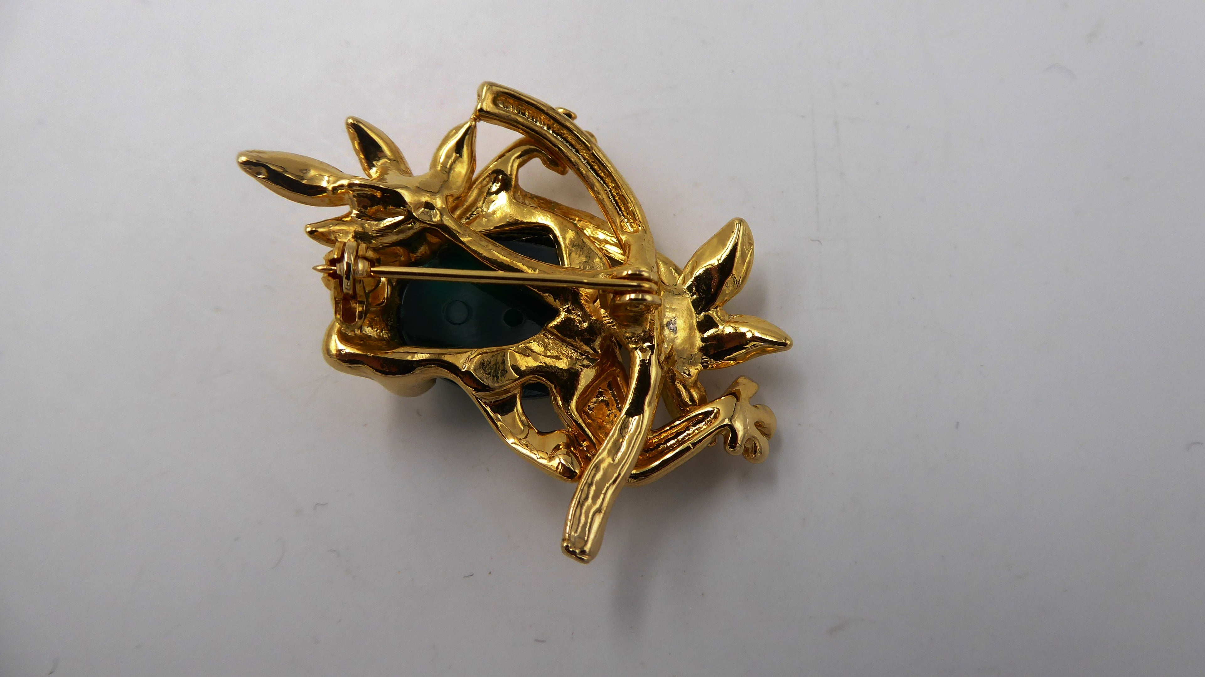 Broche grenouille doré pierre verte