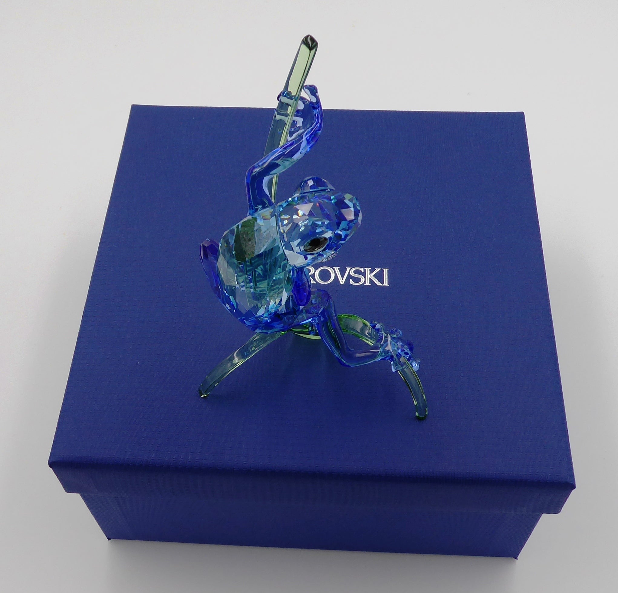 Grenouille sur la branche de SWAROVSKI