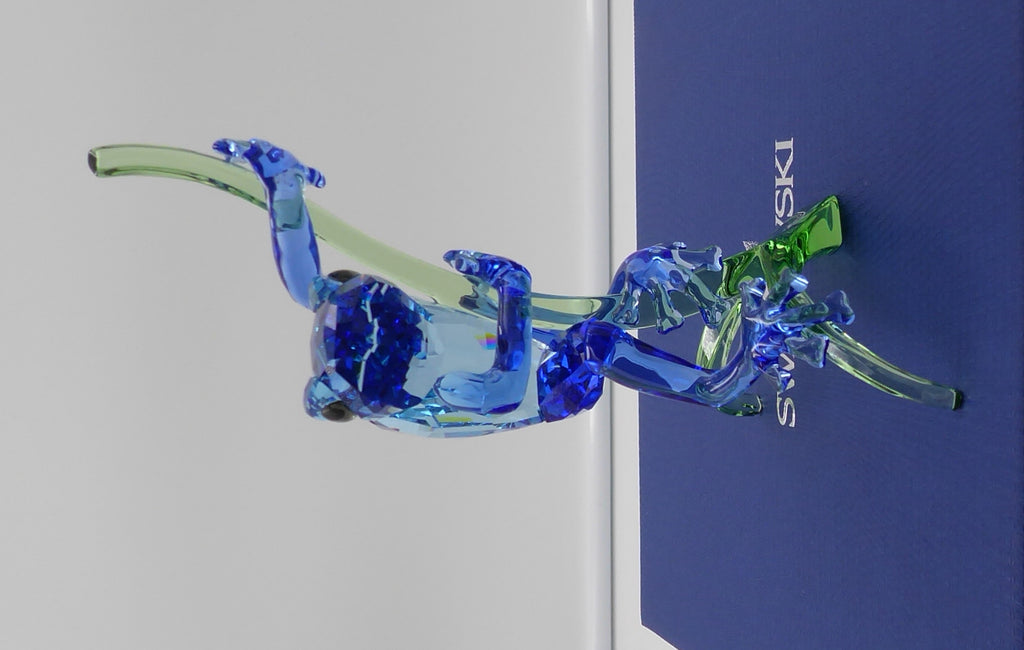 Grenouille sur la branche de SWAROVSKI