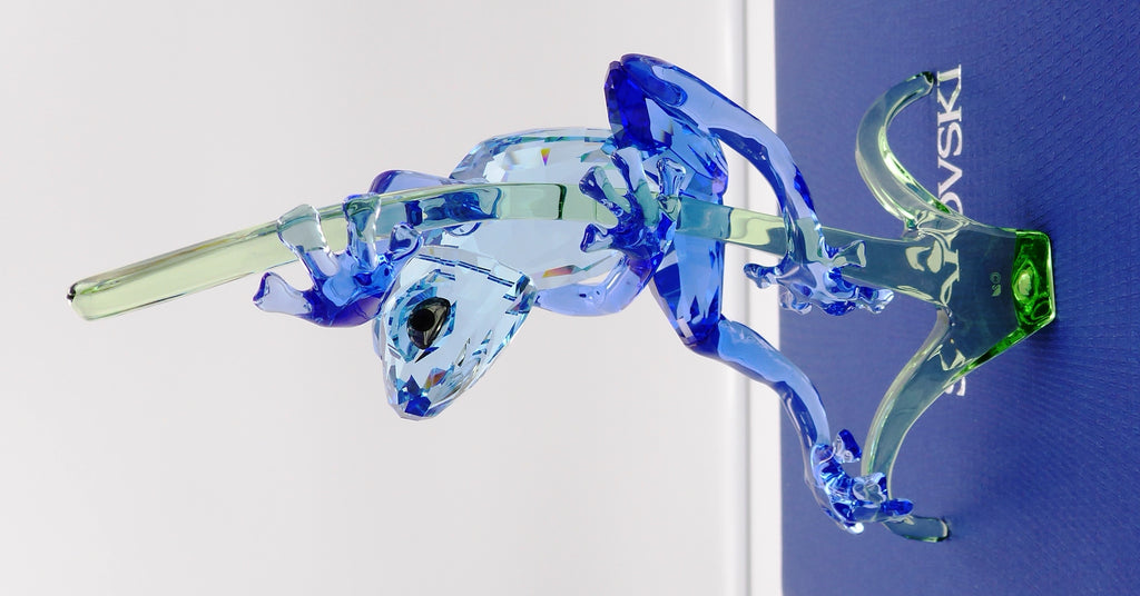 Grenouille sur la branche de SWAROVSKI