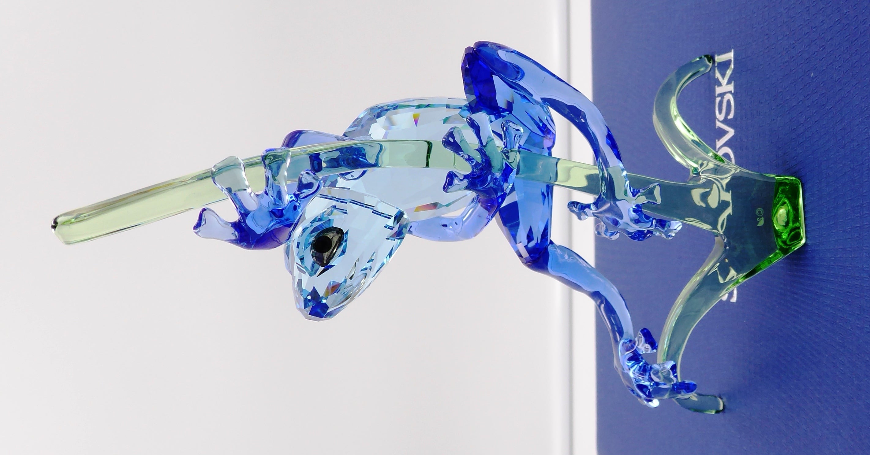 Grenouille sur la branche de SWAROVSKI