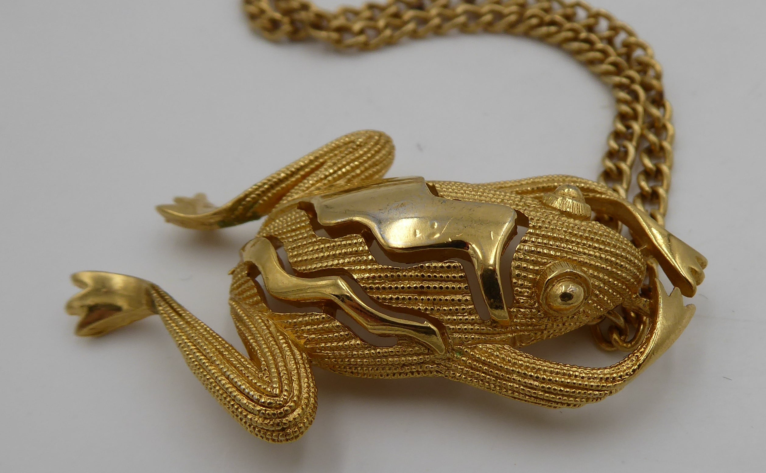 Collier grenouille en plaqué or de marque CROW TRIFARI
