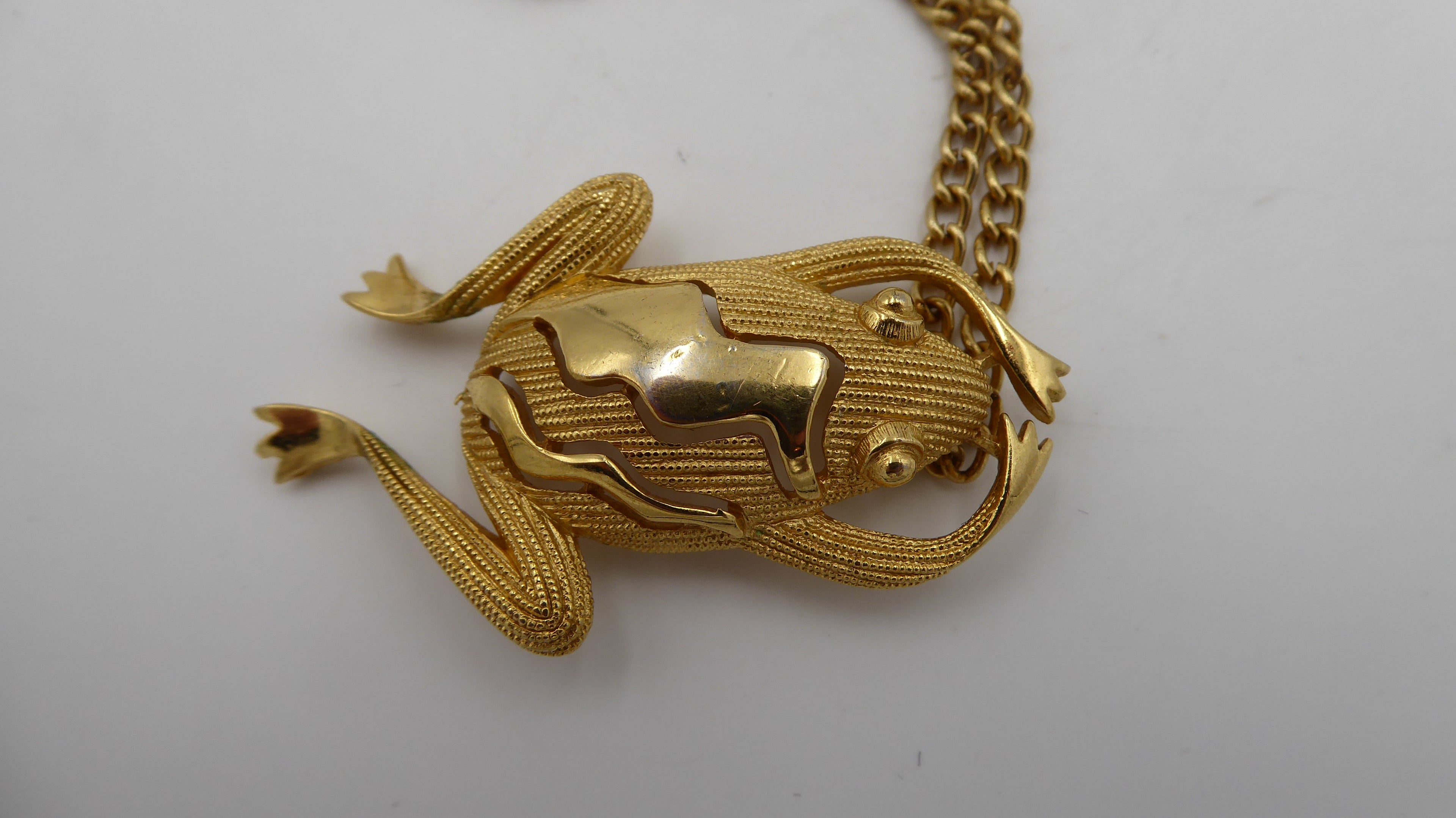 Collier grenouille en plaqué or de marque CROW TRIFARI
