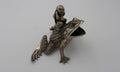 Enfant chevauchant un crapaud