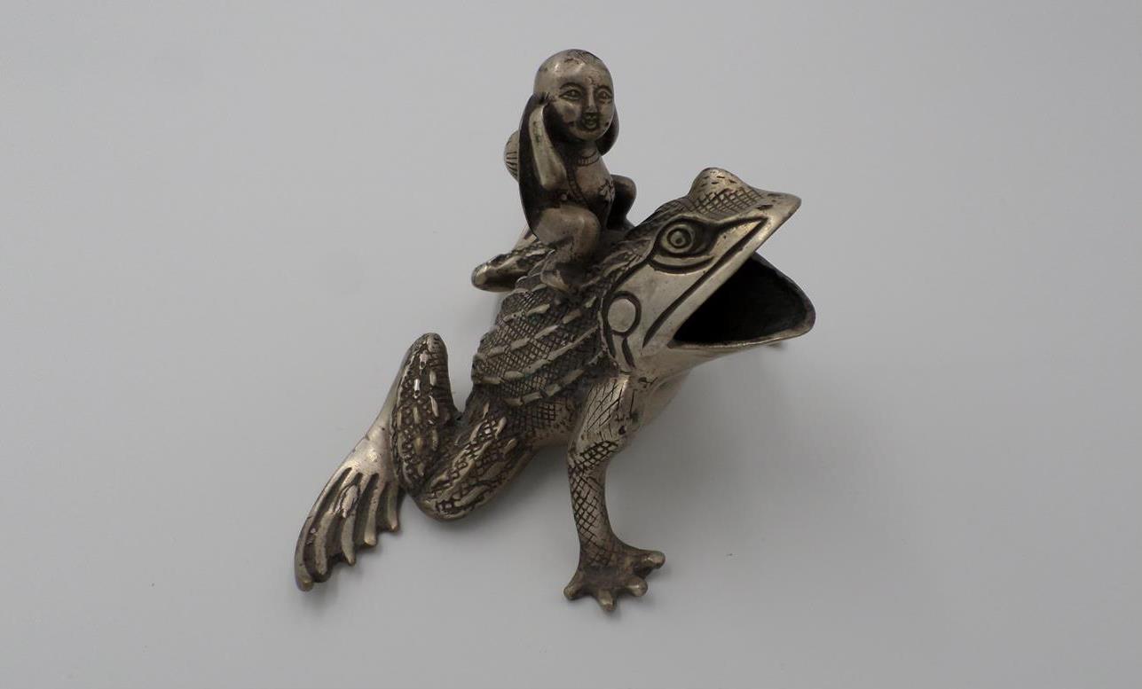 Enfant chevauchant un crapaud