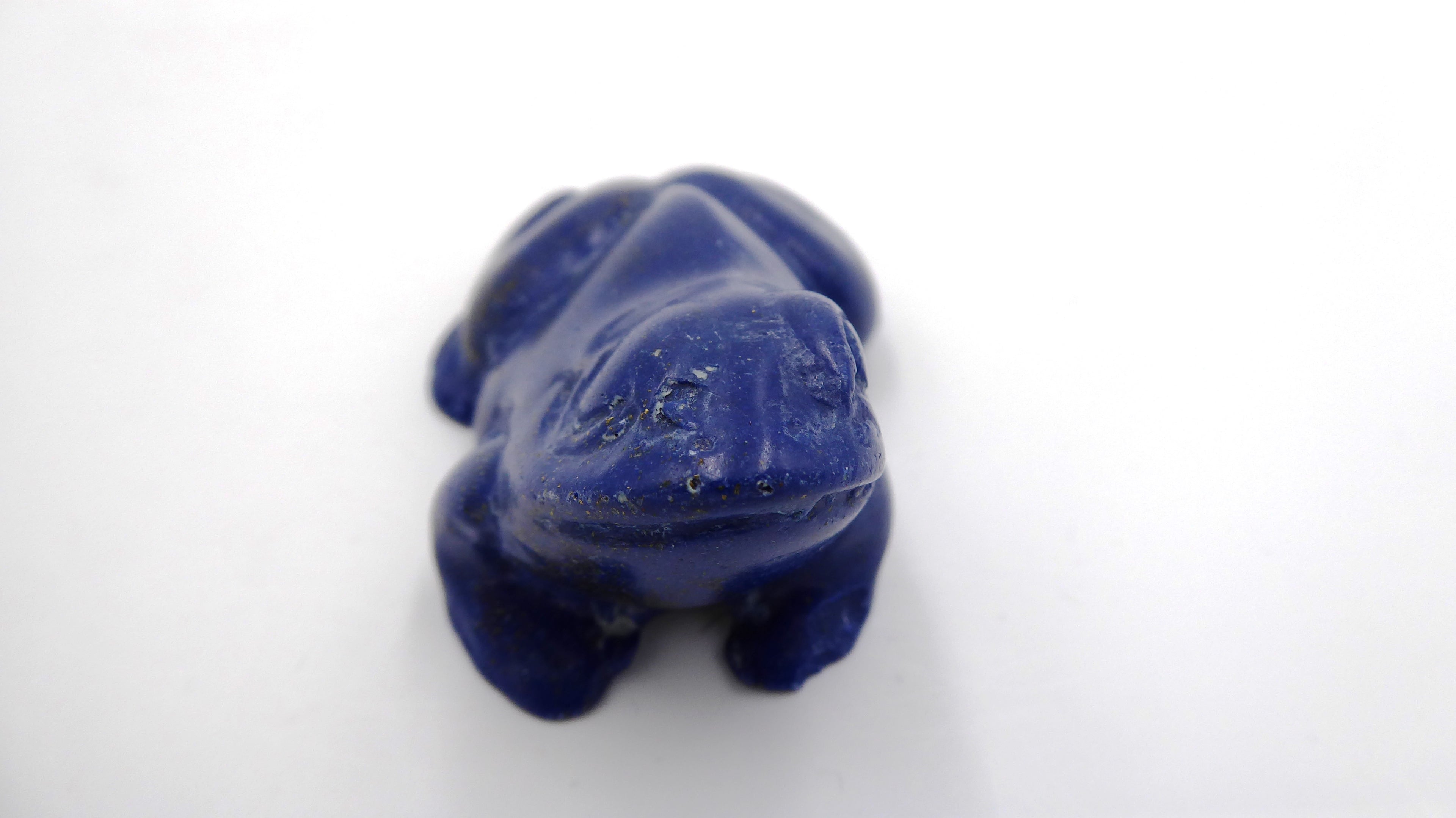 Grenouille assise en LAPIS LAZULI effet paillettes d'or